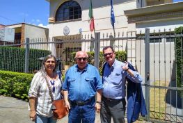 Plinio Sarti com Fabio Porta e Daniela Dardi (Presidente e Coordenadora da Ital-Uil no Brasil) ano passado diante do Vice Consulado de Ribeirão Preto-SP.